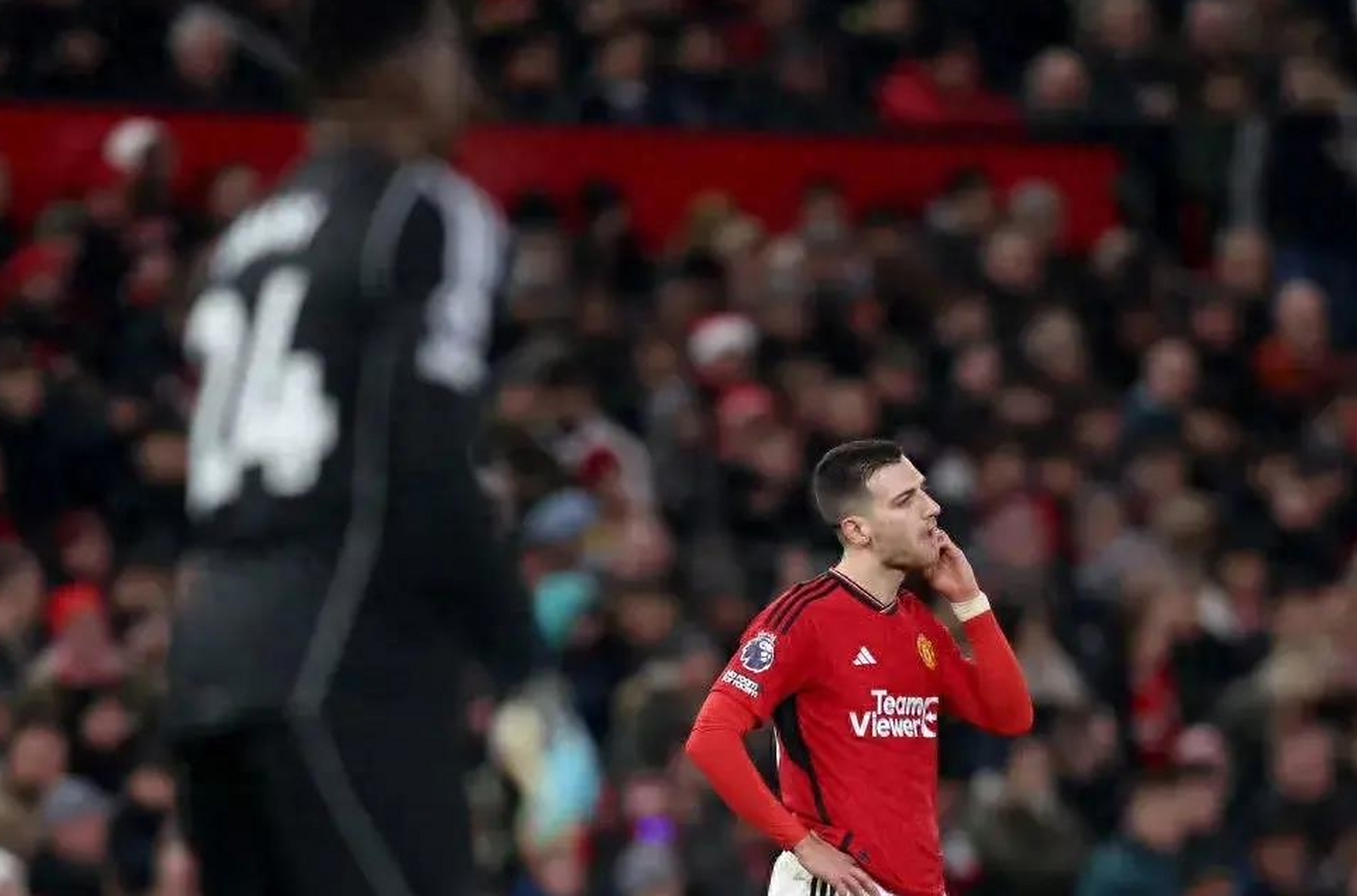 曼联主场不敌阿斯顿维拉，三连败