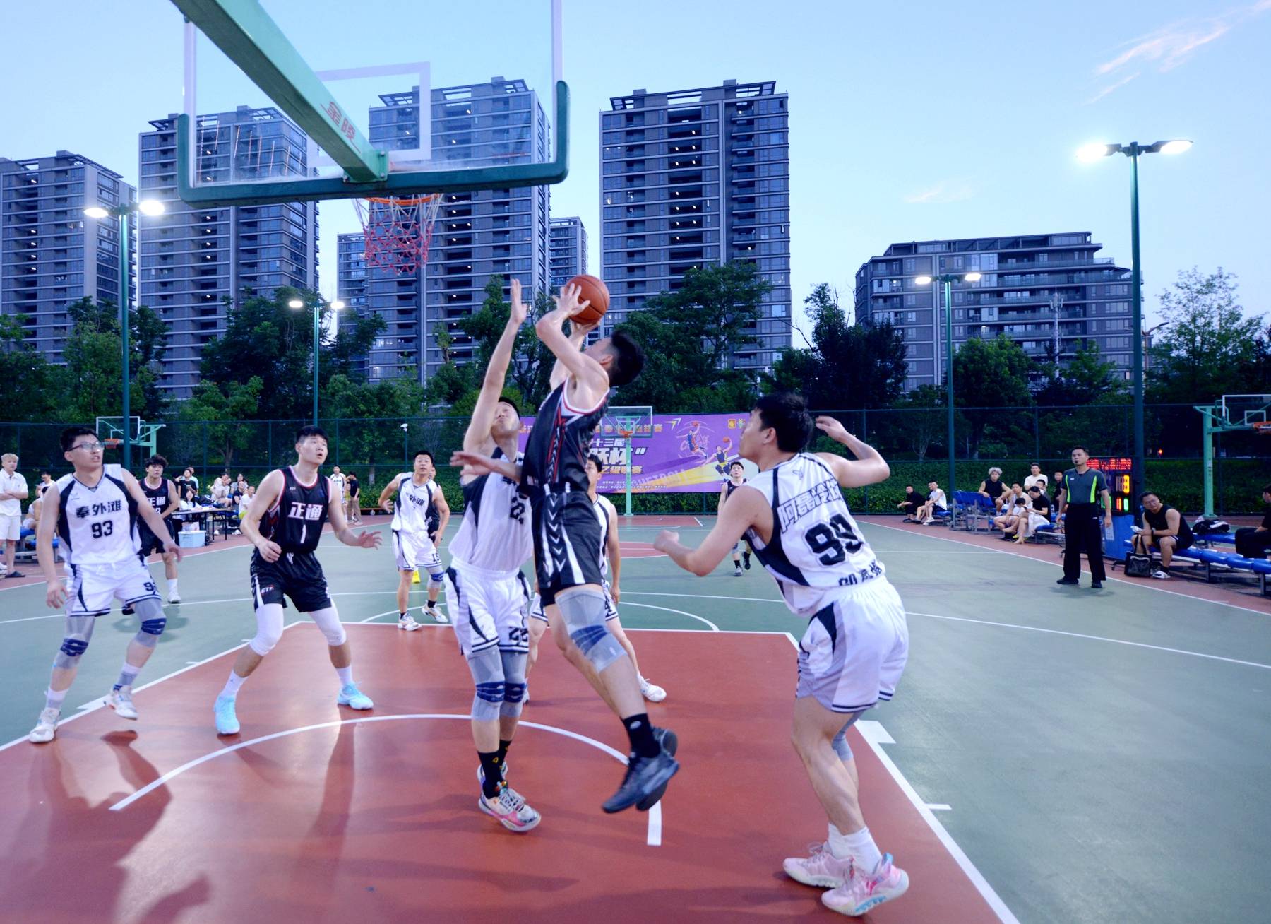 现场气氛火爆，球场上的故事不断发生