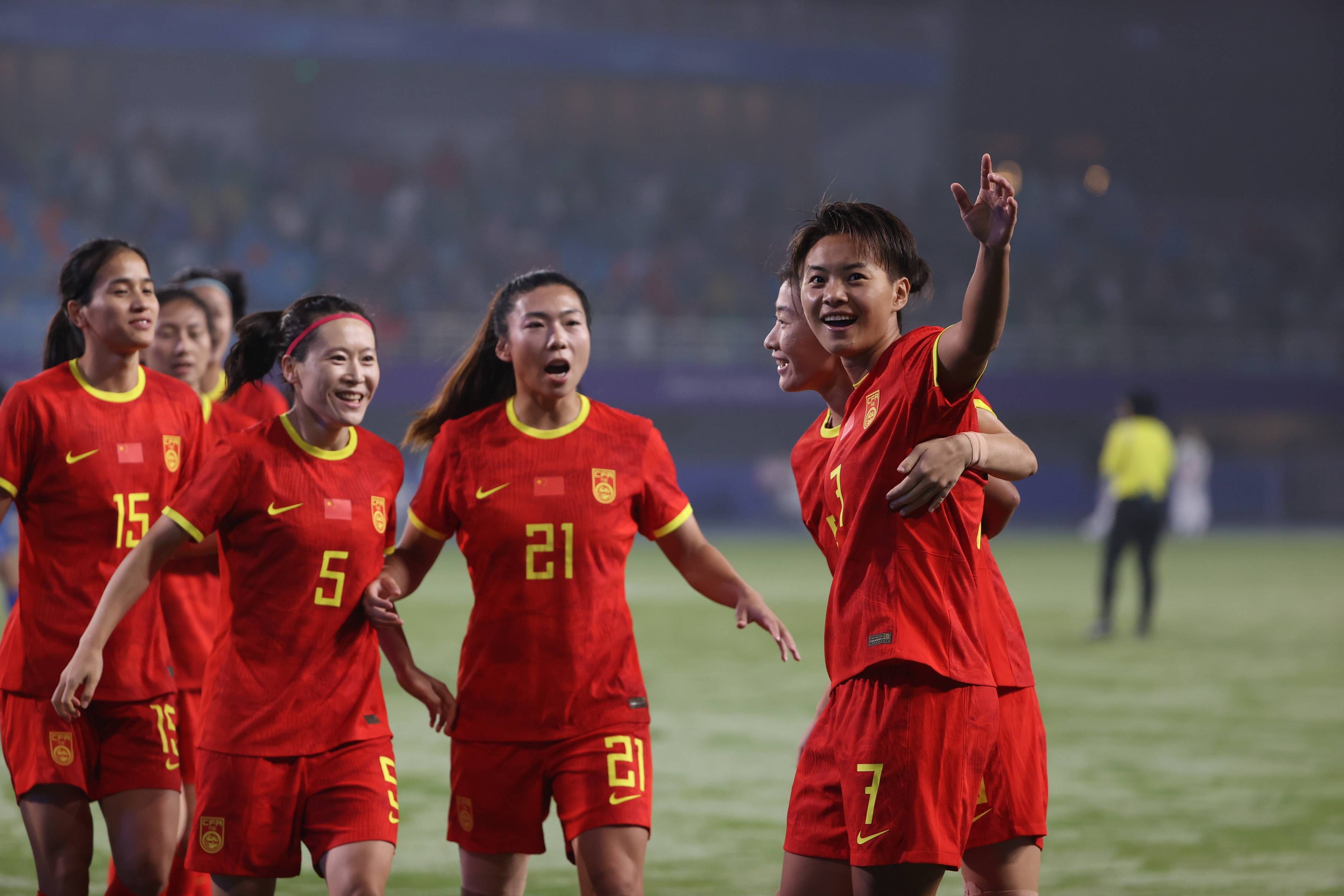 包含女足挑战激烈，技压群雄的词条