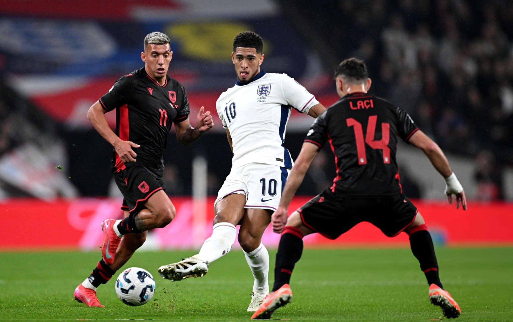 英格兰联邦队不敌对手，主教练调整阵容的简单介绍