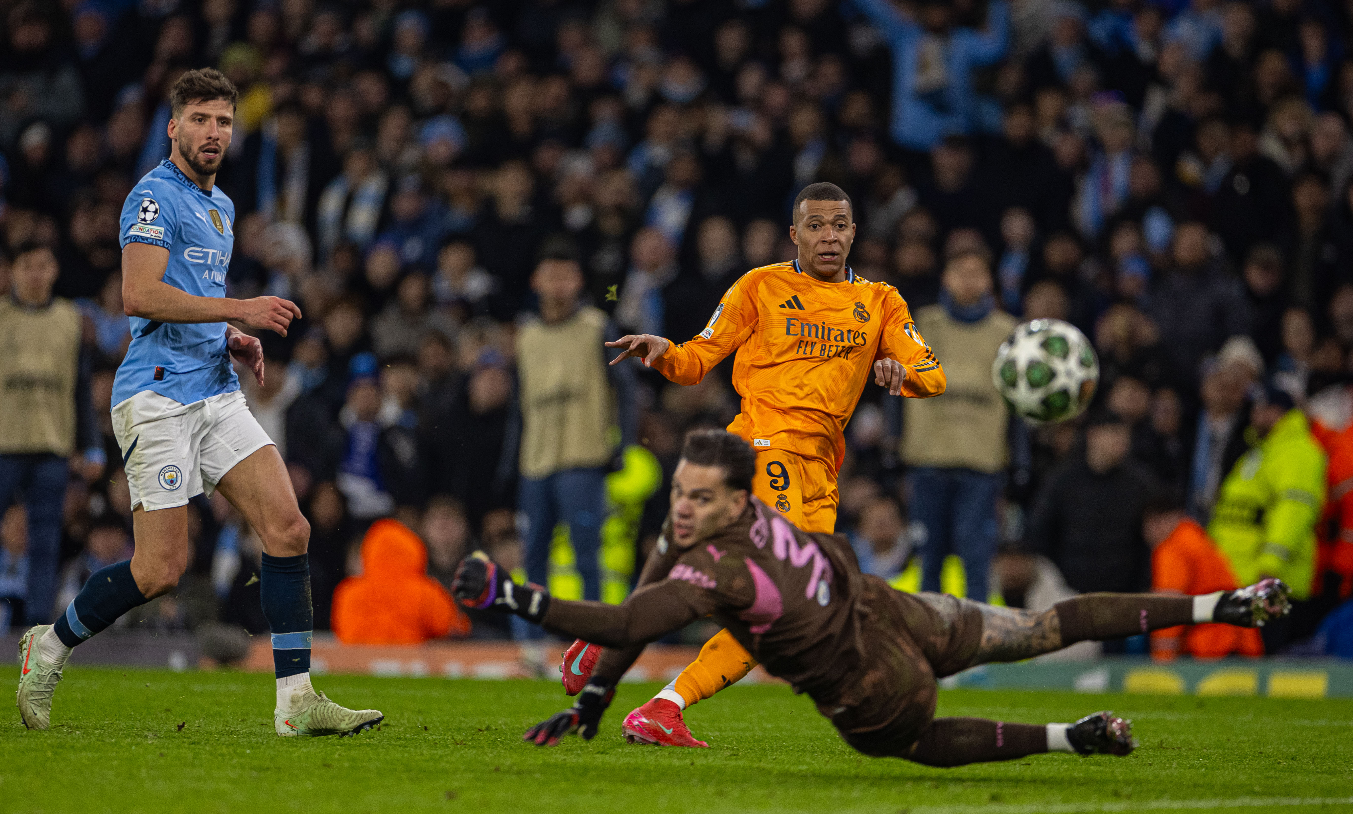 包含皇马惨败，曼联豪取连胜，欧洲豪门再度碰撞的词条