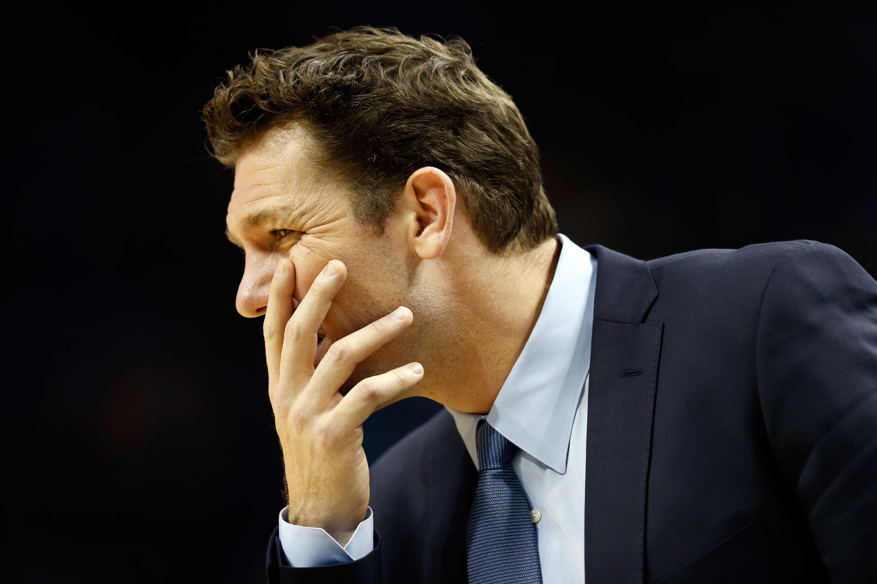 包含汉诺威客场连败，主教练急需整顿球队气氛的词条