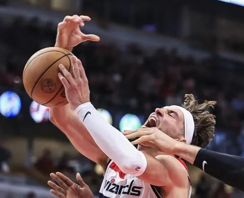 步行者客场大胜黄蜂，跻身东部前列