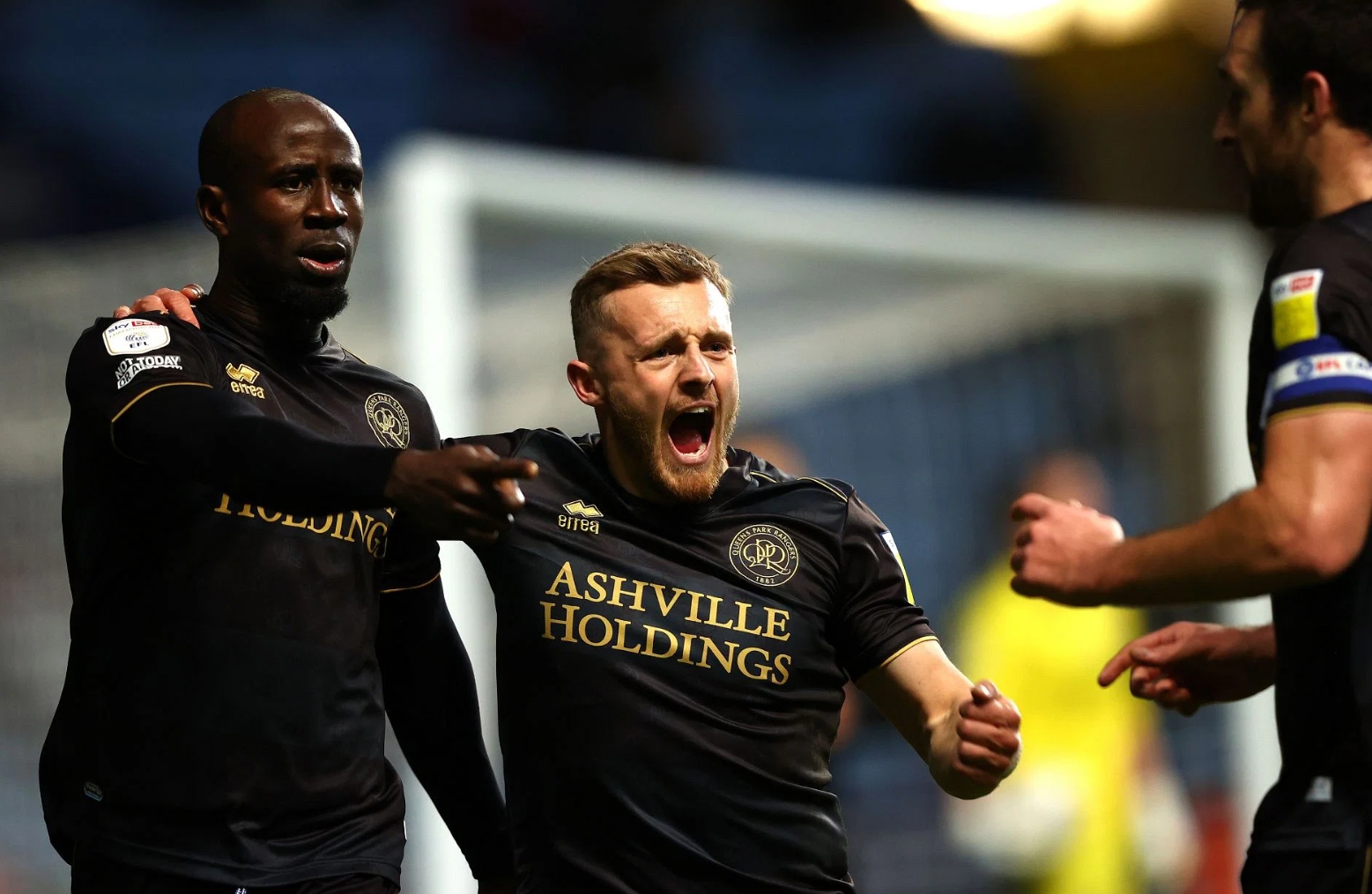 包含斯旺西主场大胜，继续保持不败走势的词条