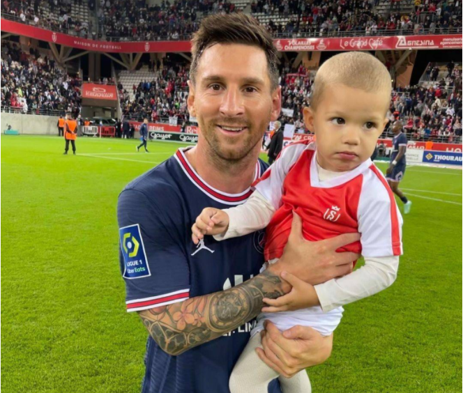 瓦朗西亚球迷热烈助威,球队客场逆转兰斯的简单介绍 瓦朗西亚球迷热烈助威,球队客场逆转兰斯的简单介绍