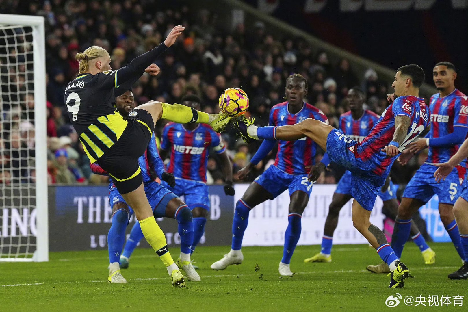 关于哈德斯菲尔德中场制胜，帮助球队逆转胜出的信息