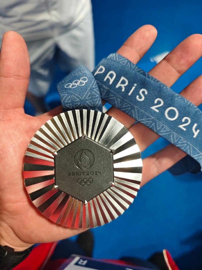 哥伦比亚游泳运动员勇夺铜牌，斩获荣誉的简单介绍