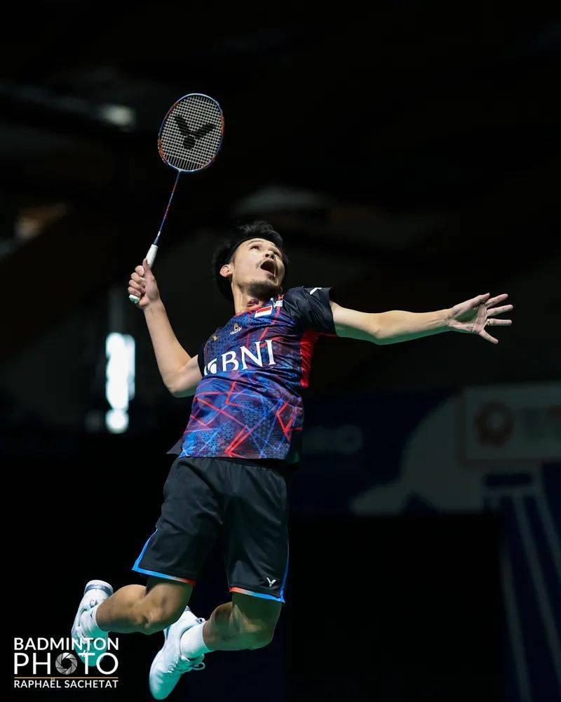 王牌射箭选手操刀出击，稳定发挥夺得胜利