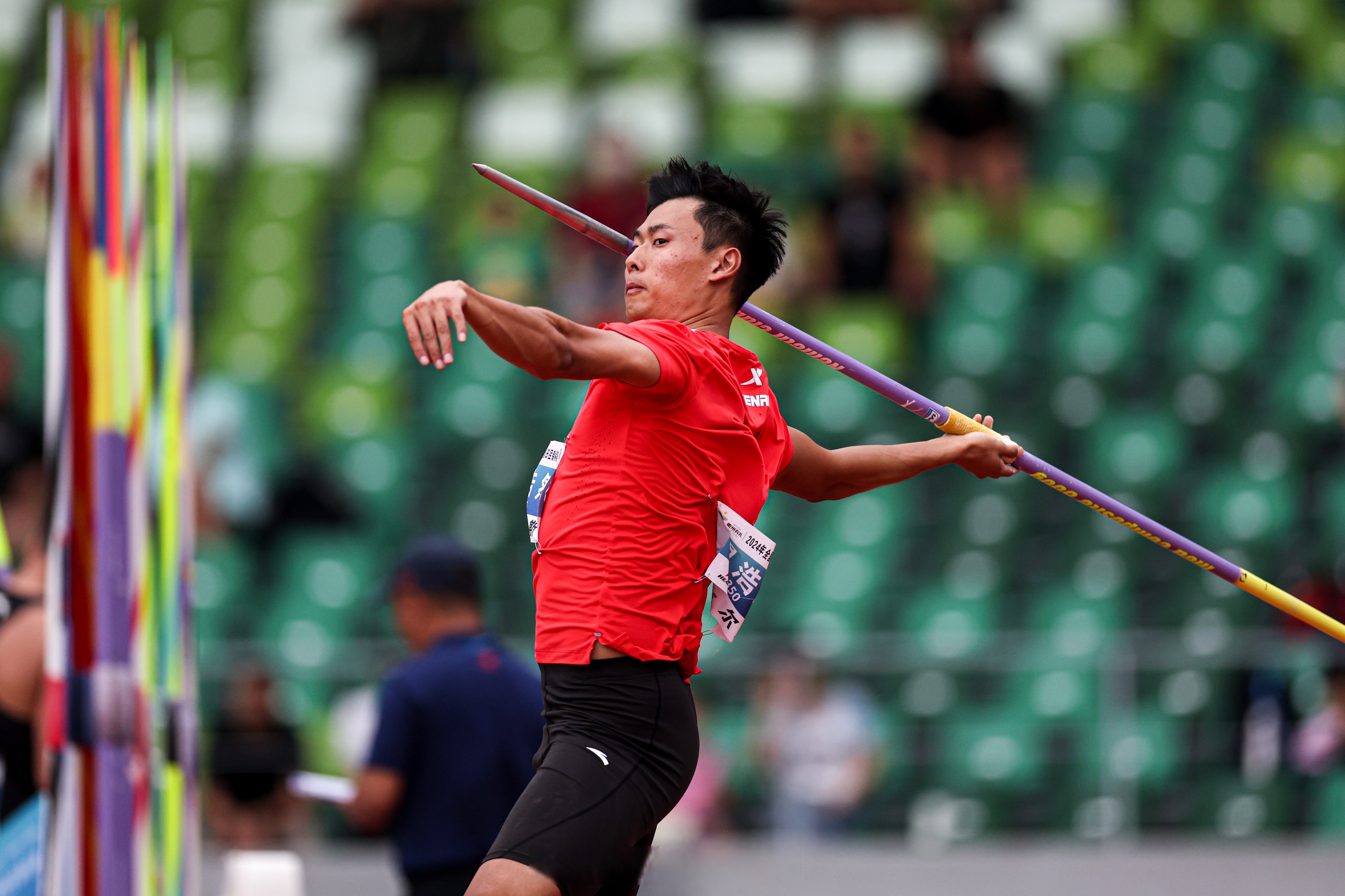 王牌射箭选手操刀出击，稳定发挥夺得胜利