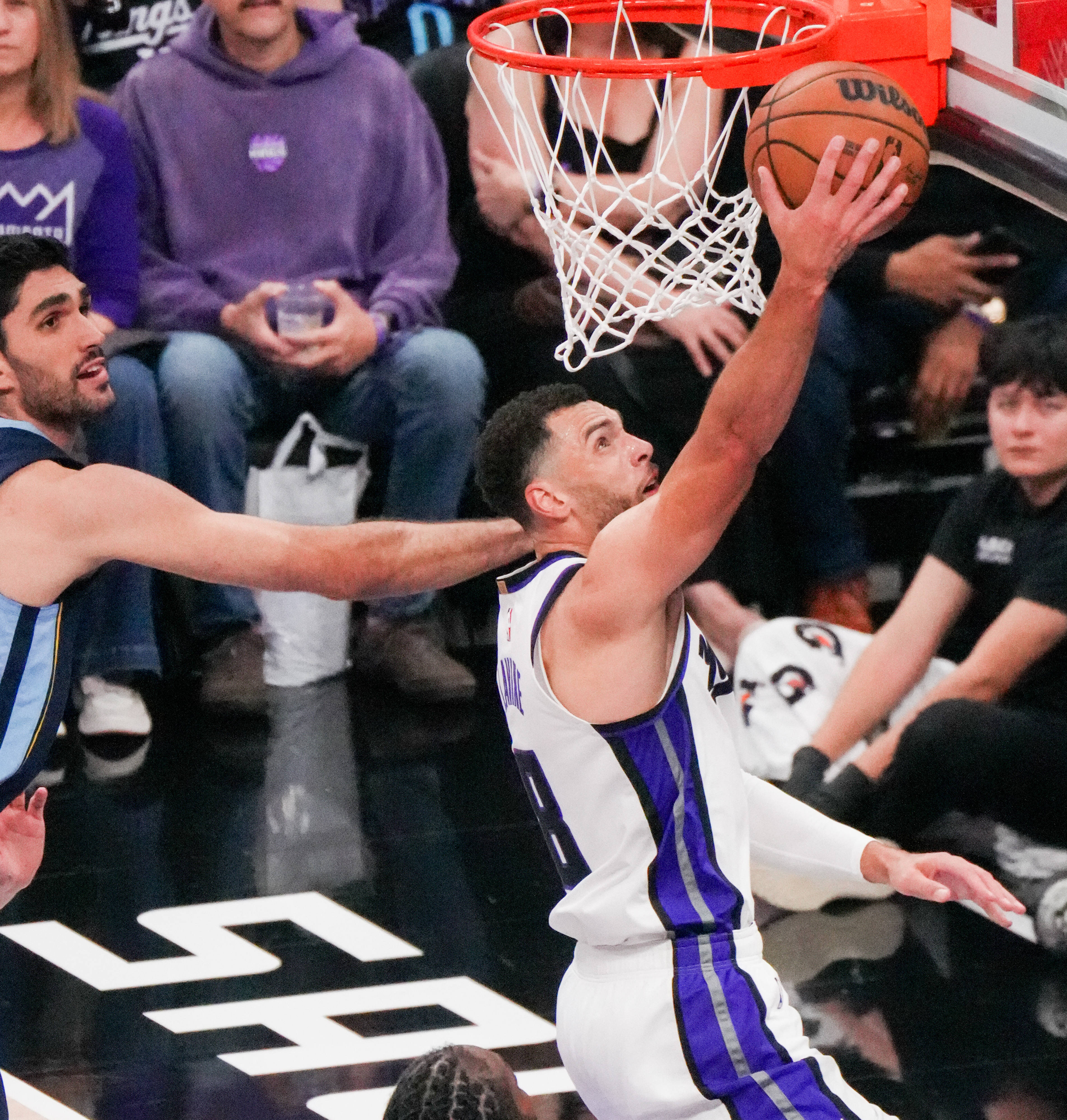 灰熊完胜快船,欧文高光表现 灰熊完胜快船,欧文高光表现