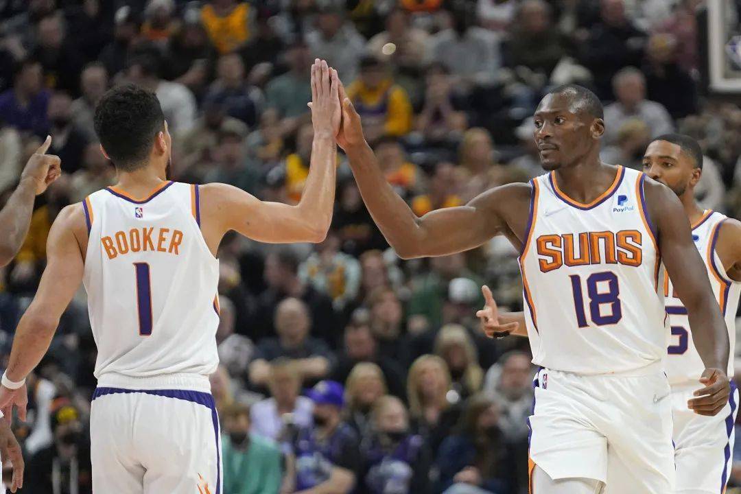 灰熊逆转雄鹿，戈贝尔带队取胜