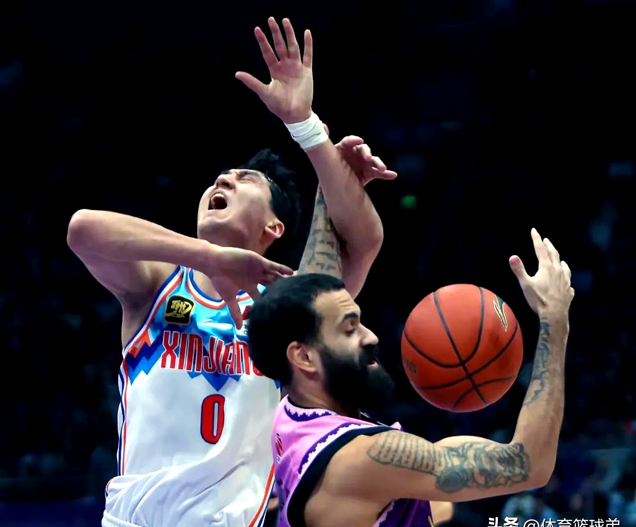 爵士横扫新疆队，戈贝尔关键制胜