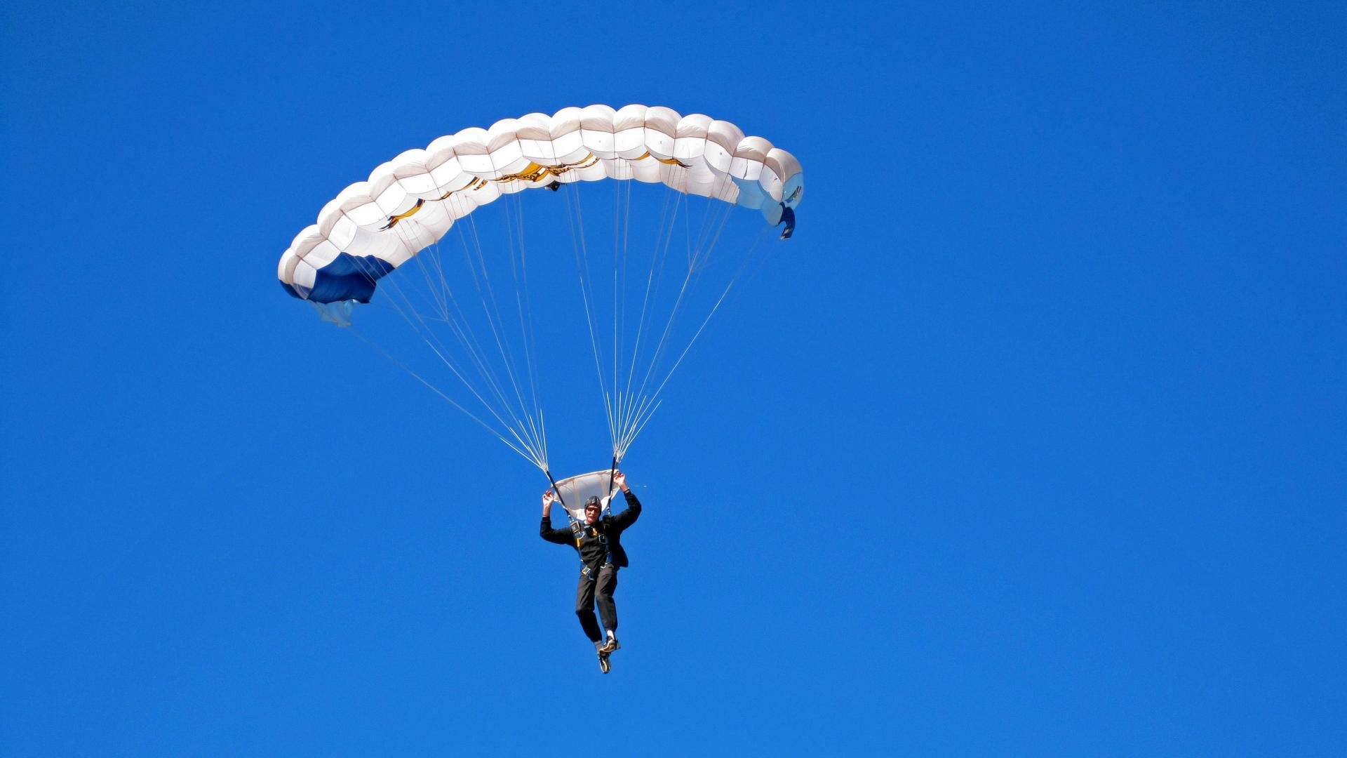 赛道上的心跳时刻，诺里斯点燃赛场，迈凯伦险胜威廉姆斯